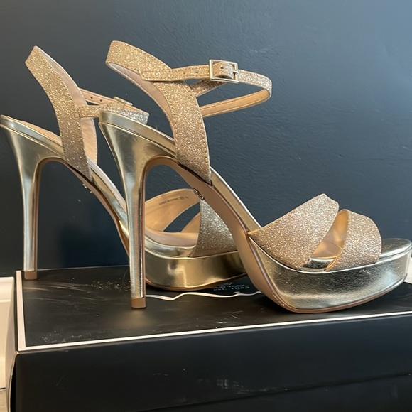 Nina size 7M. Gold Strappy platform buckled heels - Picture 4 of 8